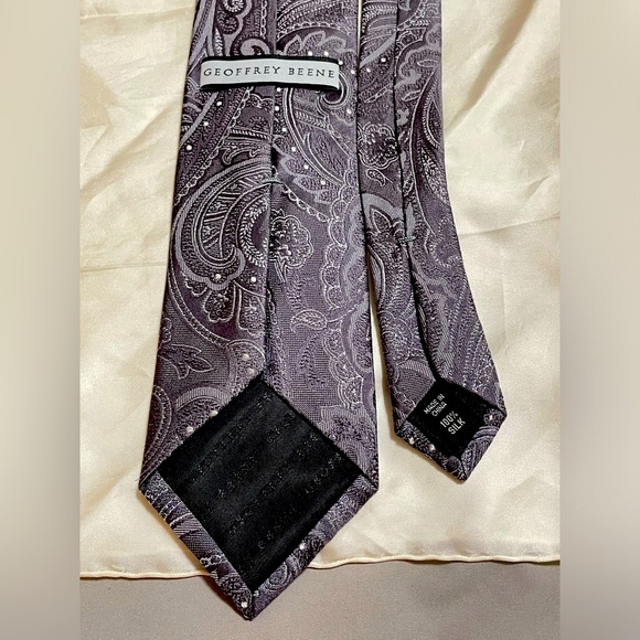 Geoffrey Beene 100% Silk Tie Gray and White Paisley - Picture 5 of 9